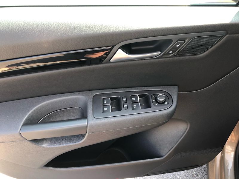 Volkswagen Sharan 2,0 TDI DSG 4motion Highline - fotka 15 z 29