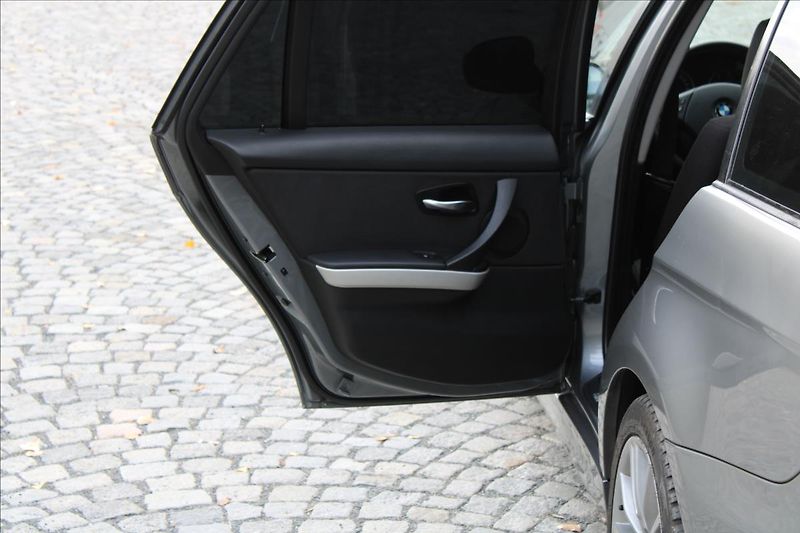 BMW Řada 3 318d Touring / M-Paket / Manuá - fotka 22 z 29