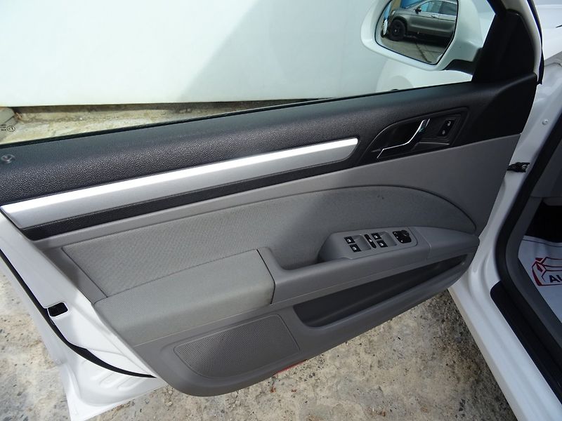 Škoda Superb (2013) 2.0TDi,103kW,1maj,S.kni,navi - fotka 17 z 24