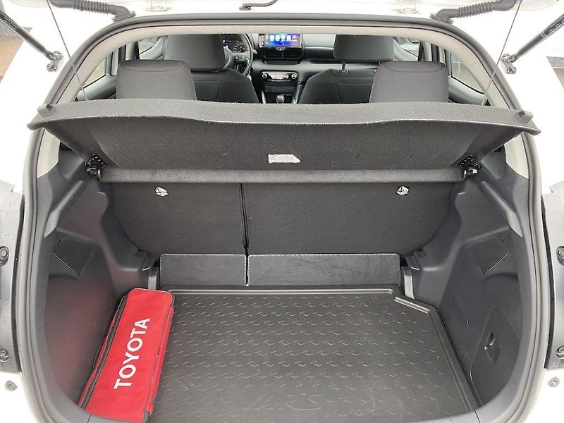 Toyota Yaris 1.5HEV, ČR-1m, Comfort, DPH - fotka 29 z 31