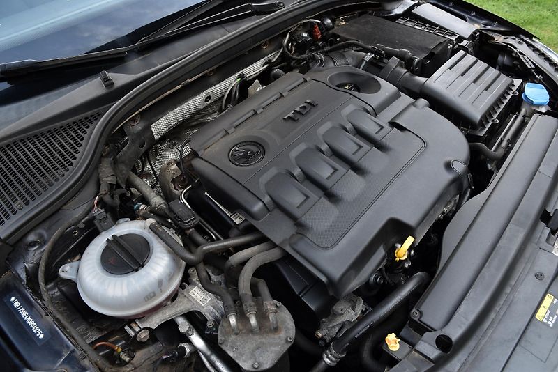 Škoda Octavia 2.0 TDi CR DSG STYLE,NAVI,TEMP - fotka 48 z 50