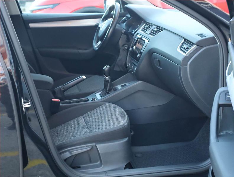 Škoda Octavia (2015) 2.0 TDI, Navi, Tempomat - fotka 9 z 16