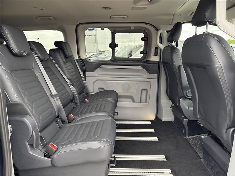 Ford Tourneo Custom 2,0 EcoBlue 125kW L2 Titanium - fotka 14 z 47