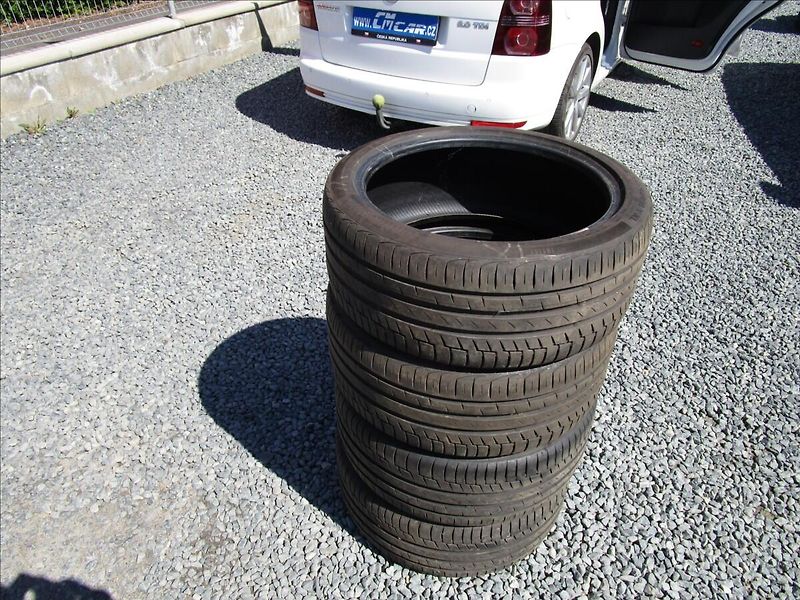 Volkswagen Touran 2.0TDi DSG Highline, 7 míst - fotka 45 z 49