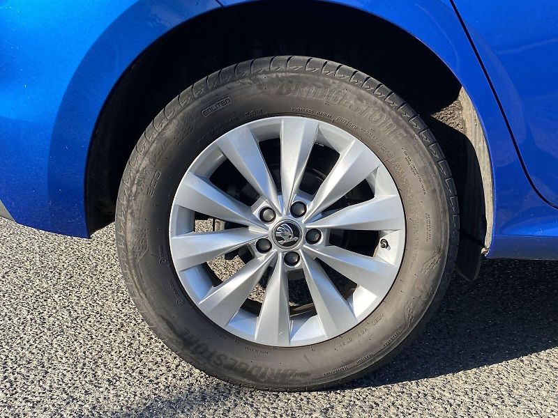 Škoda Kamiq (2021) 1.0 TSI Ambition - fotka 29 z 33