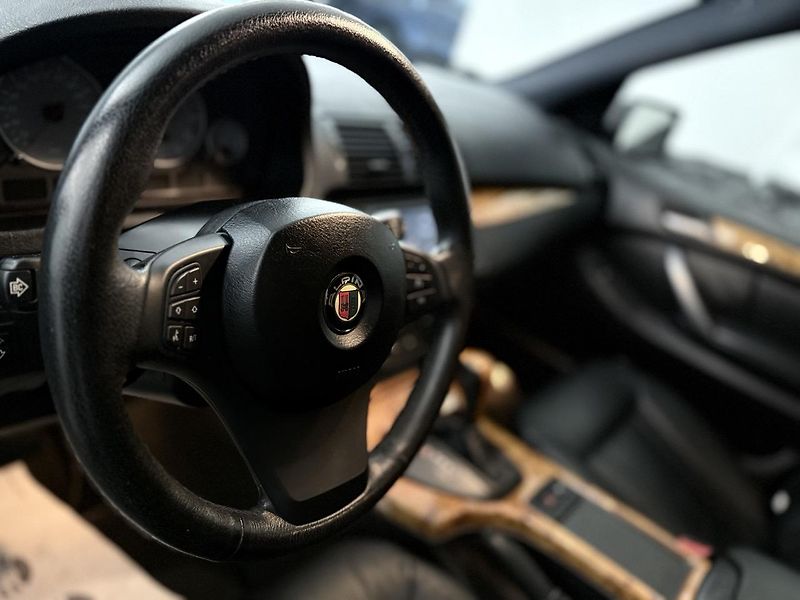 BMW X5 (2005) 4.8 IS V8,JEDINEČNÁ MOTORIZACE - fotka 21 z 33