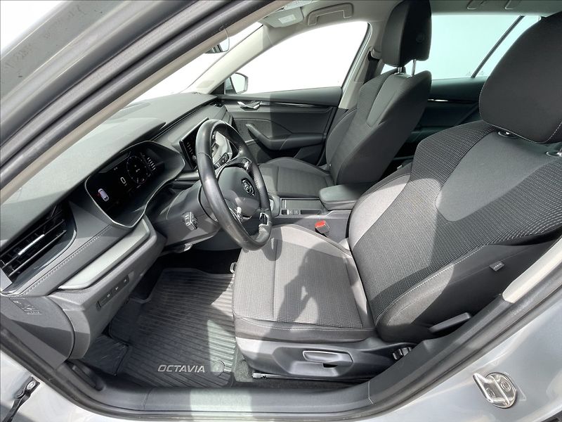 Škoda Octavia 2,0 TDI Combi Ambition Plus - fotka 4 z 24