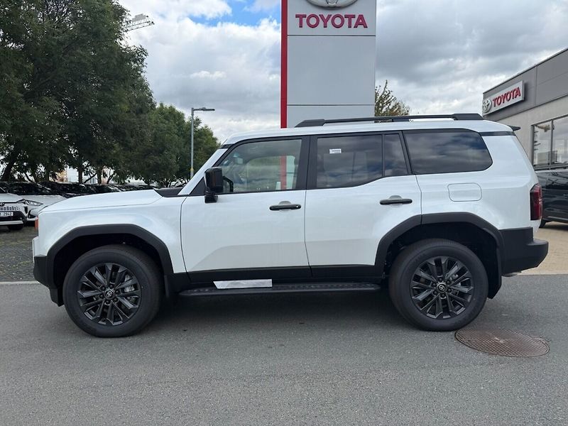 Toyota Land Cruiser MC 2027 EXECUTIVE Skyview 2.8D - fotka 3 z 13