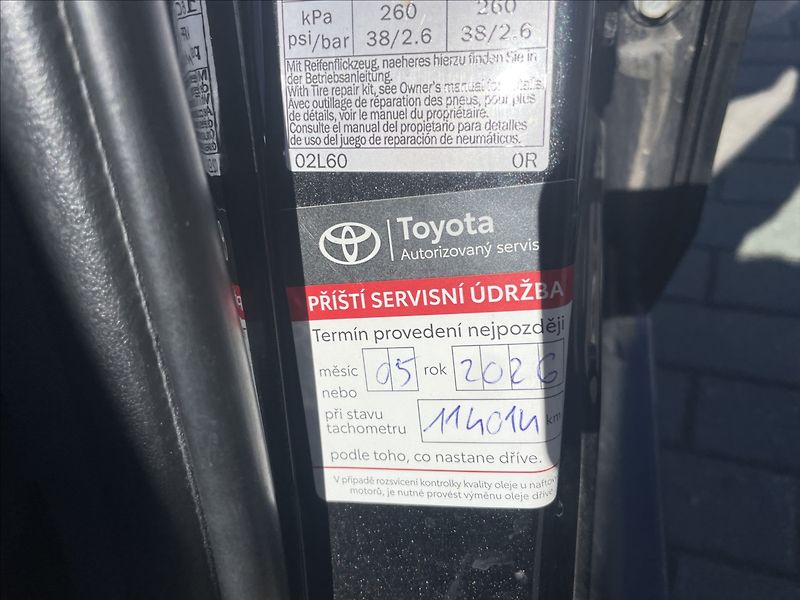 Toyota Auris 1,8 E-CVT Hybrid CZauto 1maj D - fotka 27 z 37
