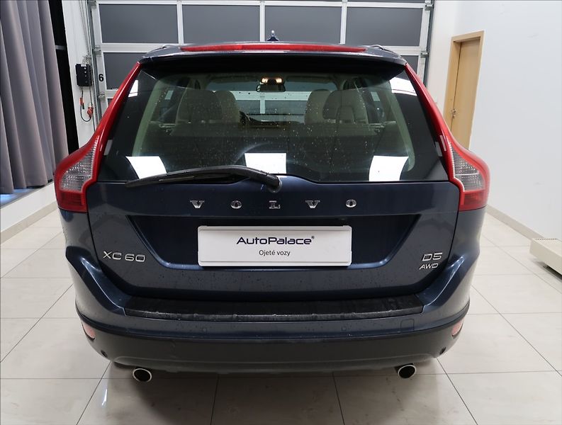 Volvo XC60 2,4 D5 AWD AUT - fotka 5 z 23