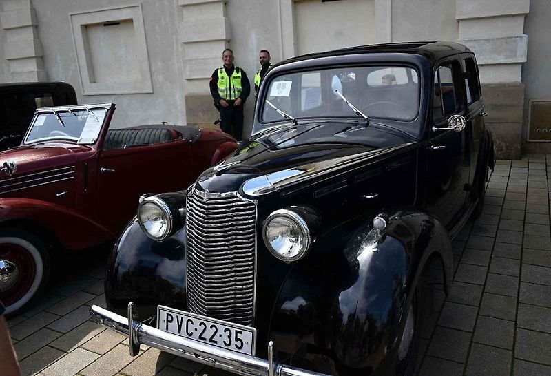 Nablýskané historické vozidla a motorky obsadily v neděli 19. května centrum Prostějova. 19.5. 2024