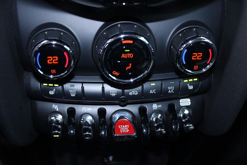 Mini Cooper S 2.0i 131kW NAVI ČR - fotka 15 z 23