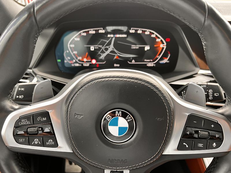 BMW X5 M50i Individual VZDUCH - fotka 21 z 31