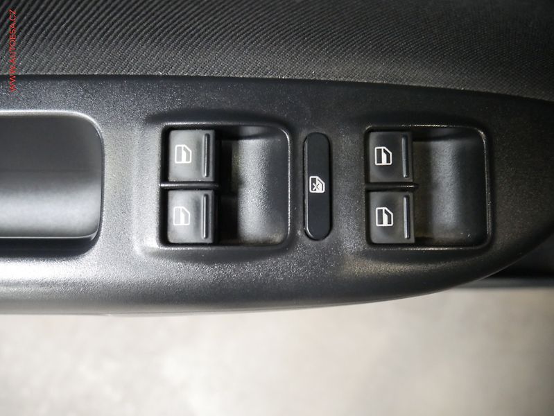 Škoda Octavia (2009) 2.0 TDi, ČR, xenon, autoAC - fotka 18 z 19