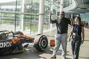 Replika McLarenu P1 v reálné velikosti se skládá z 342 817 dílků, váží přibližně 1220 kilogramů.