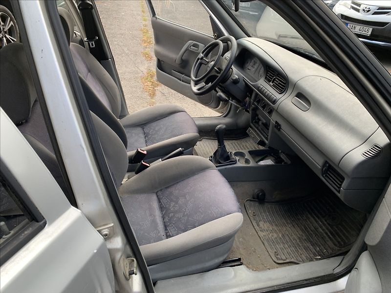 Škoda Felicia 1,3 LXi - RUČNÍ ŘÍZENÍ - fotka 8 z 13
