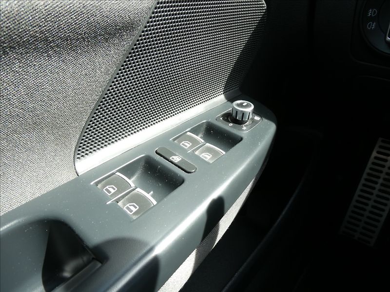 Volkswagen Golf 1,4 TSi 90kW STYLE,auto klima - fotka 31 z 43