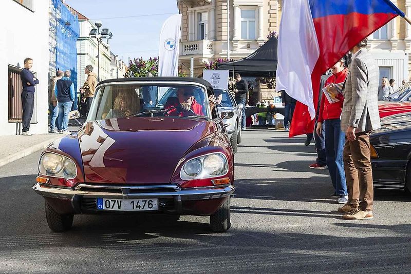 Odstartováno! Prezident Petr Pavel a Josef Zajíček pouští na trať první vůz.