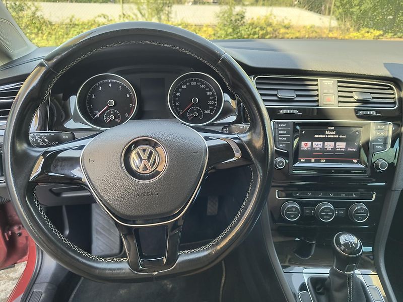 Volkswagen Golf (2014) 1.2 TSI 63KW 4-VÁLEC Z ŘEMENEM - fotka 35 z 66