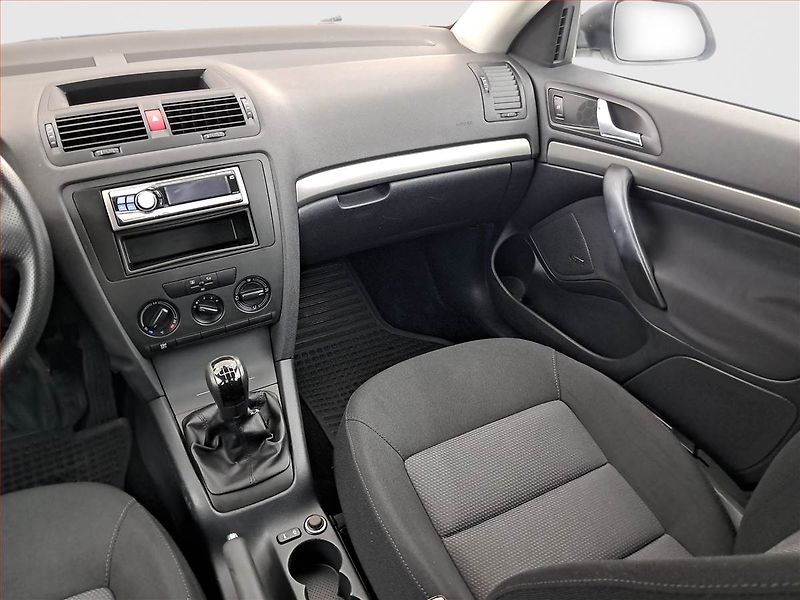 Škoda Octavia (2008) 1.8 TSI, po STK, rezervace - fotka 8 z 13