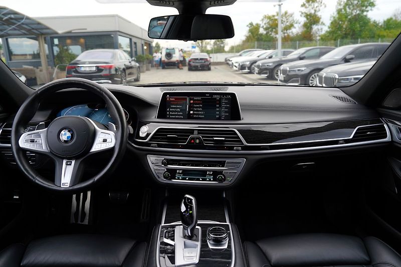 BMW Řada 7 750i xDrive Mpaket/530 PS - fotka 29 z 47
