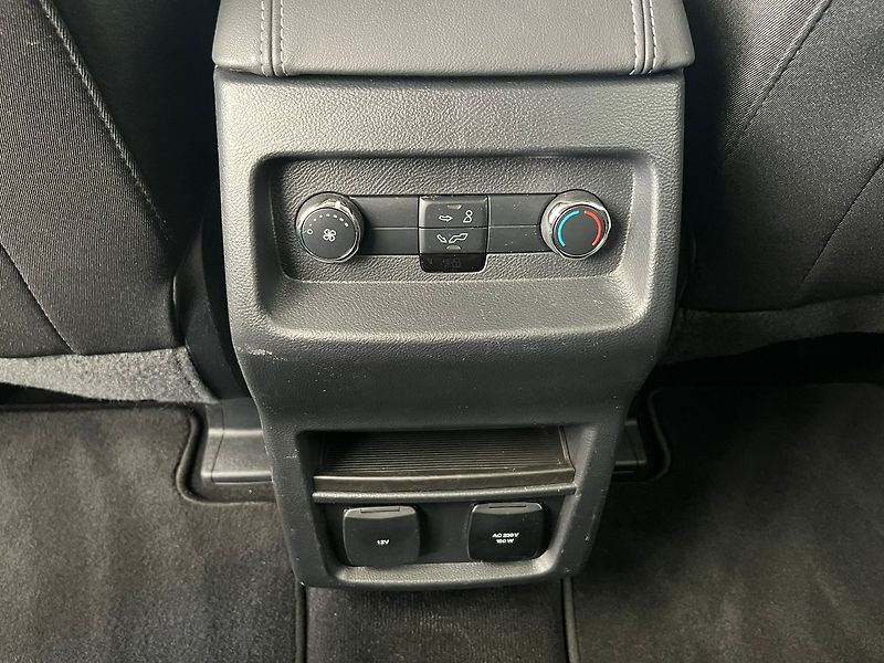 Ford Galaxy 2.0 EB Titanium 140 kW LED - fotka 31 z 50