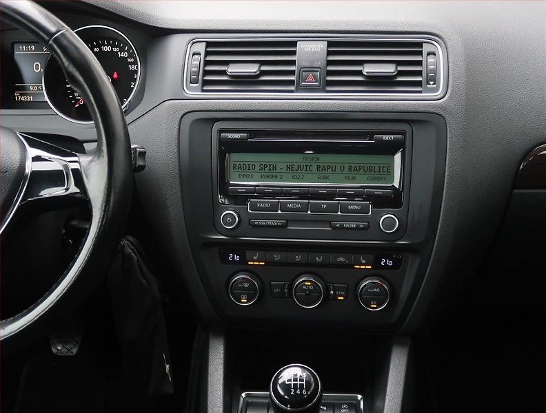 Volkswagen Jetta (2015) 1.2 TSI, Park. senzory - fotka 12 z 20