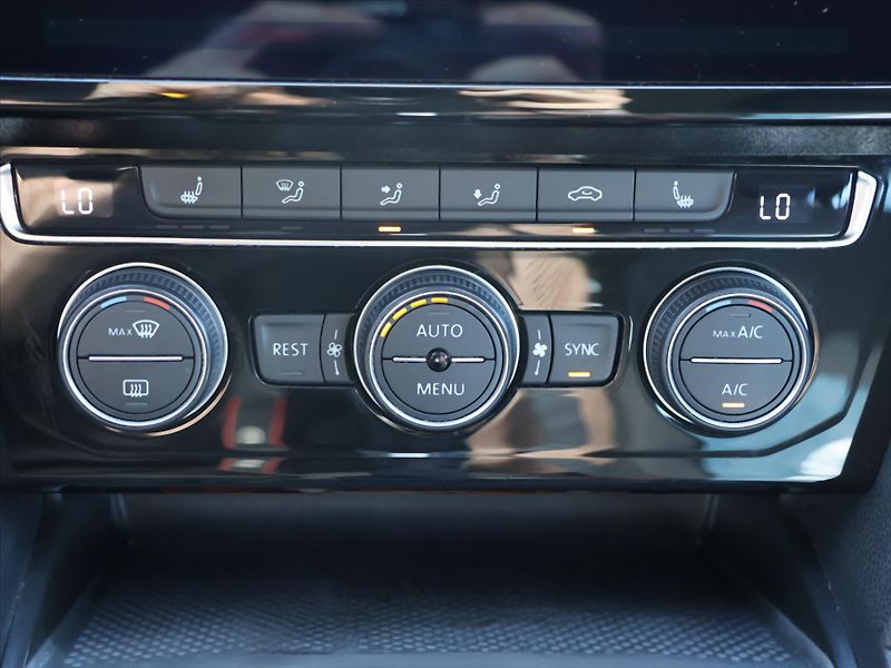 Volkswagen Passat 2,0 TDI 140kW DSG LED Aut.klim - fotka 24 z 34