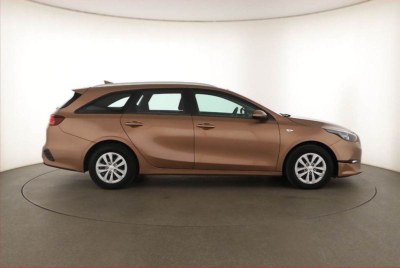 Kia Ceed (2022) Fresh 1.0 T-GDI, ČR,1.maj - fotka 6 z 13