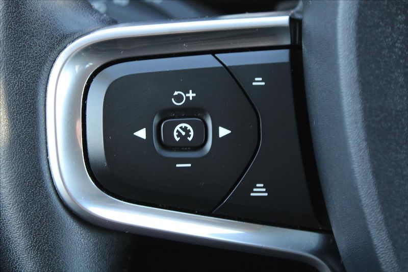 Volvo XC40 2,0 T4  1MAJ,4x4,MOMENTUM PRO - fotka 21 z 35