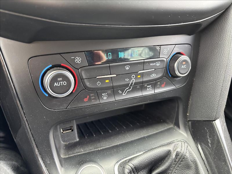 Ford Focus 1,5 TDCI 88kW Titanium - fotka 27 z 36
