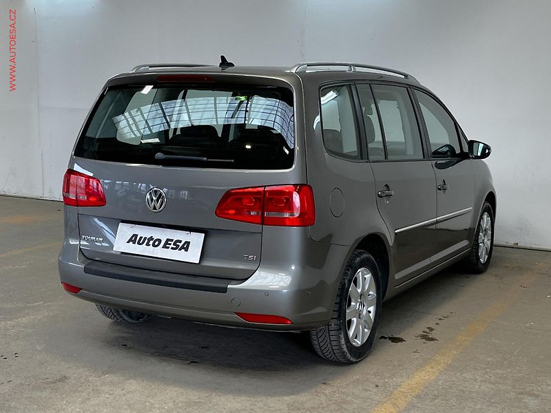 Volkswagen Touran (2011) 1.4 TSi, Highline, DSG, kůže - fotka 4 z 17