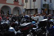 Třeboňské Masarykovo náměstí bylo motorkami doslova našlapané. Stovkám strojů požehnal tamní kaplan Jiří Kalaš.