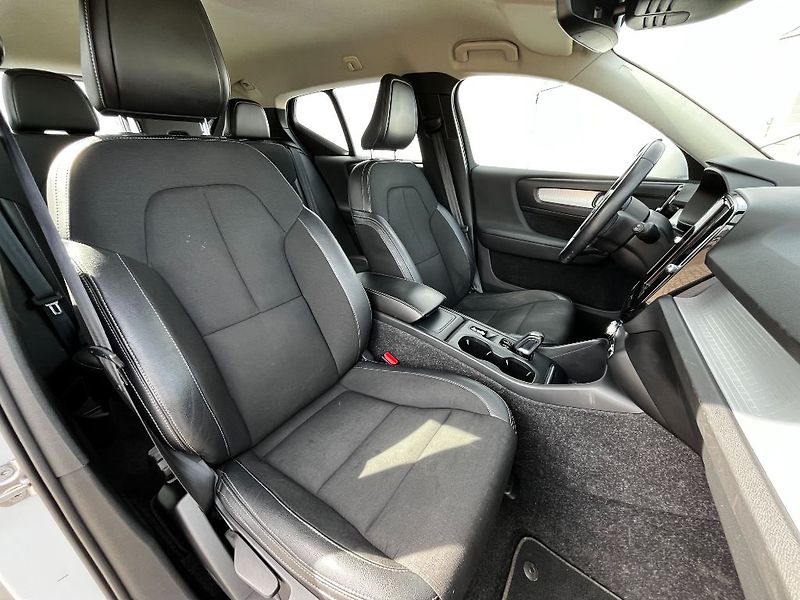 Volvo XC40 Momentum Pro T3 FWD 120kW - fotka 17 z 23