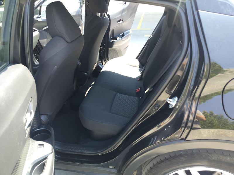 Toyota C-HR 1.8 Hybrid - fotka 21 z 27