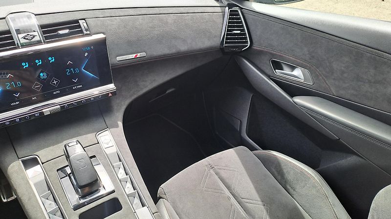 DS Automobiles DS7 Crossback E-Tense 4x4 PERFORMANCE Line - fotka 16 z 27