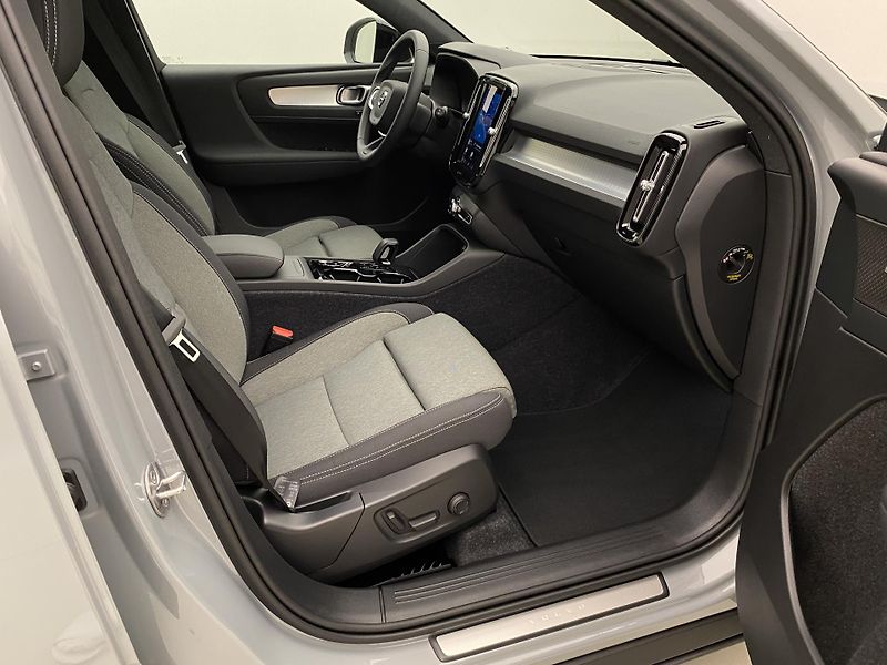 Volvo XC40 (2026) B3 AUT DARK PLUS - fotka 28 z 60