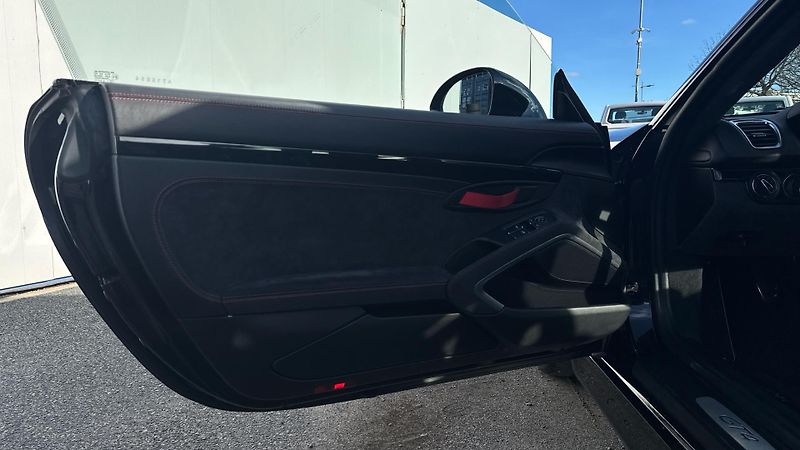Porsche Cayman GT4 - fotka 21 z 30