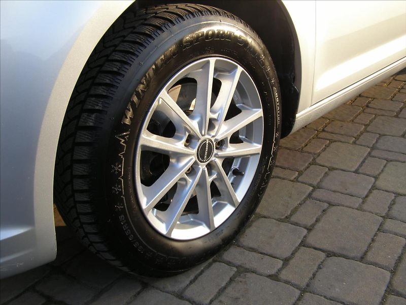 Volkswagen Touran 1,2   77KW REZERVACE - fotka 10 z 39