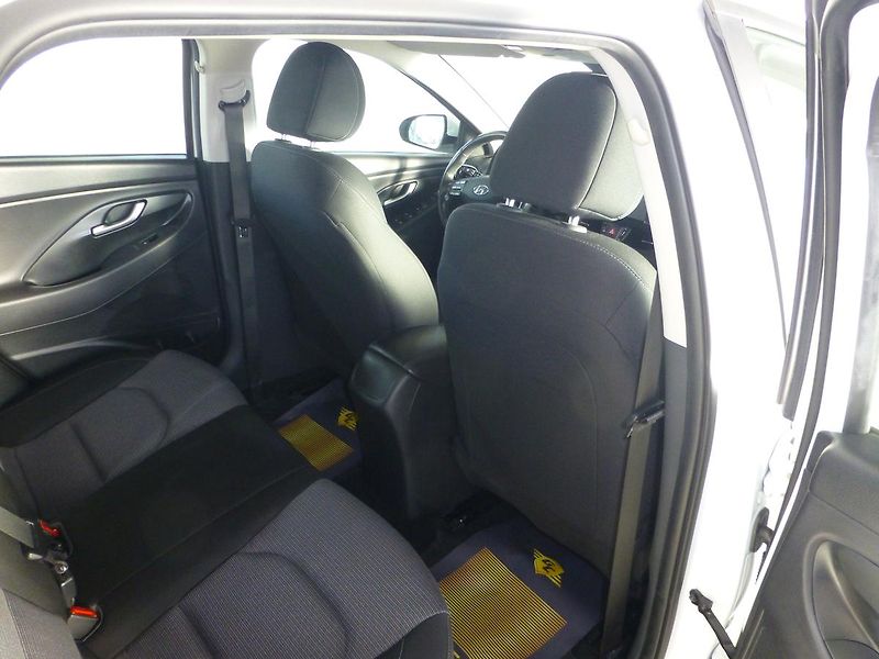 Hyundai i30 (2021) 1,6CRDI*ALU*AC**PARK.S**KAMERA - fotka 21 z 23