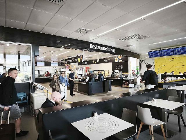 Restaurace Runway na Letišti Václava Havla v Praze.