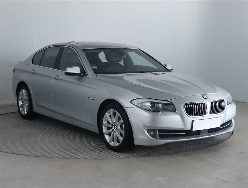 BMW Řada 5 (2013) Modern Line 530d xDrive, 4X4 - fotografie inzerátu