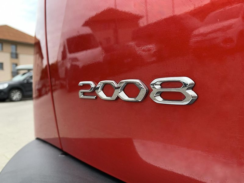 Peugeot 2008 ALLURE 1.2 PureTech 74kW MAN6 - fotka 26 z 33