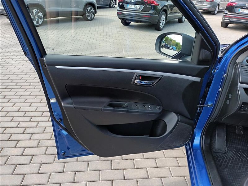 Suzuki Swift 1,2 i,4x4,VÝHŘEV,SERVIS,KOLA, - fotka 16 z 44