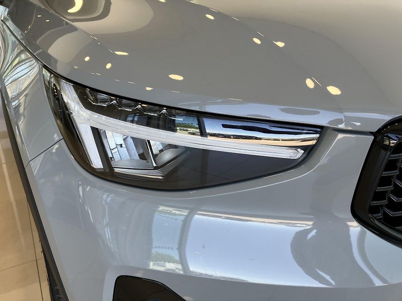 Volvo XC40 B3 FWD Plus Dark AT7  - fotka 4 z 38