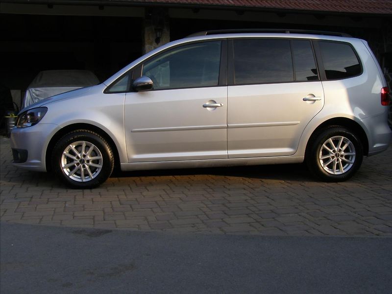 Volkswagen Touran 1,2   77KW REZERVACE - fotka 2 z 39