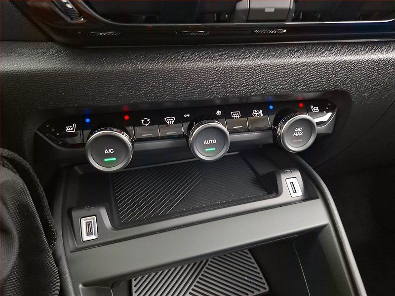 Citroën C4 (2022) 1.5 BlueHDi, ČR,1.maj - fotka 13 z 16