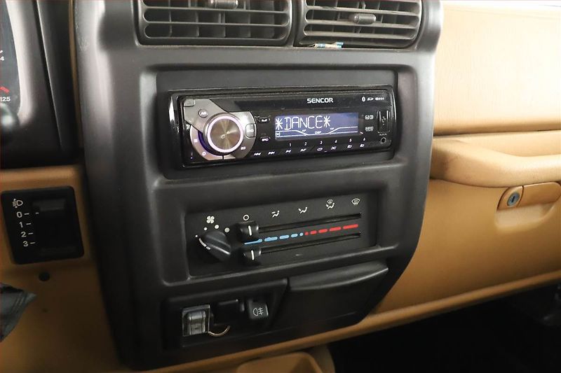 Jeep Wrangler (1996) 2.5, 4X4 - fotka 9 z 13