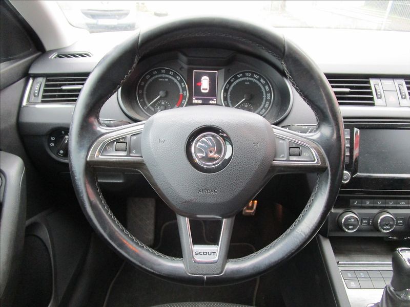 Škoda Octavia Combi 2.0TDi DSG, Scout - fotka 8 z 41