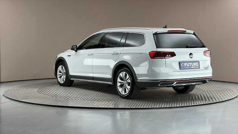 Volkswagen Passat 2.0 TDI DSG 4MOTION Alltrack - fotka 2 z 27